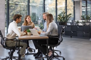 Team bei einer Besprechung im Büro